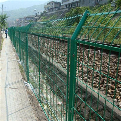 安平縣旺豐鐵路護欄網(wǎng)防腐處理免維護施工簡單適應性強環(huán)保免維護