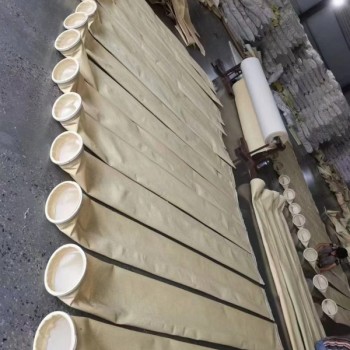 廠家直銷工業(yè)除塵器濾袋滌綸針刺氈覆膜除塵布袋